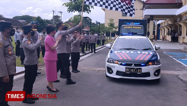 Polres Sragen Kirim Ribuan Pakaian Baru untuk Korban Erupsi Gunung Semeru