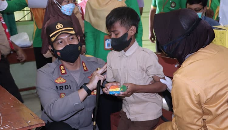Rayu Minat Anak untuk Vaksinasi, Polres Sragen Bagi-Bagi Mainan dan Jajanan